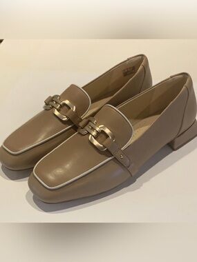 Clarks UBREE15 Lily Women Sz 10M Tan Leather Loafer NWOB quiet luxury minimalist